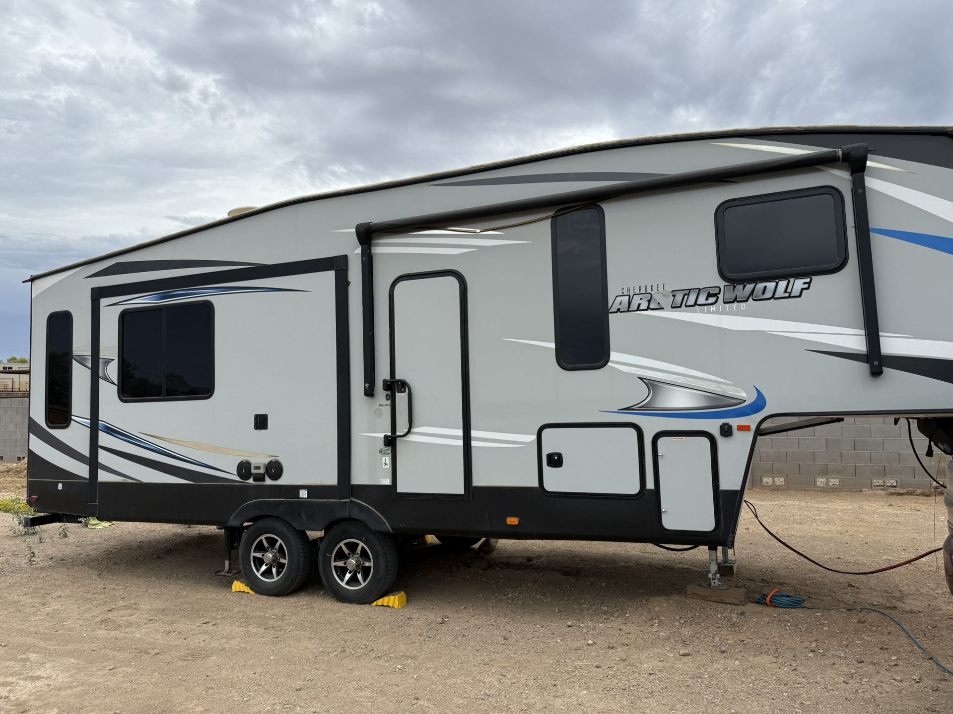 2018 Arctic wolf by forest river M-285DRL4
