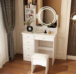 31.5-in White Makeup Vanity $90