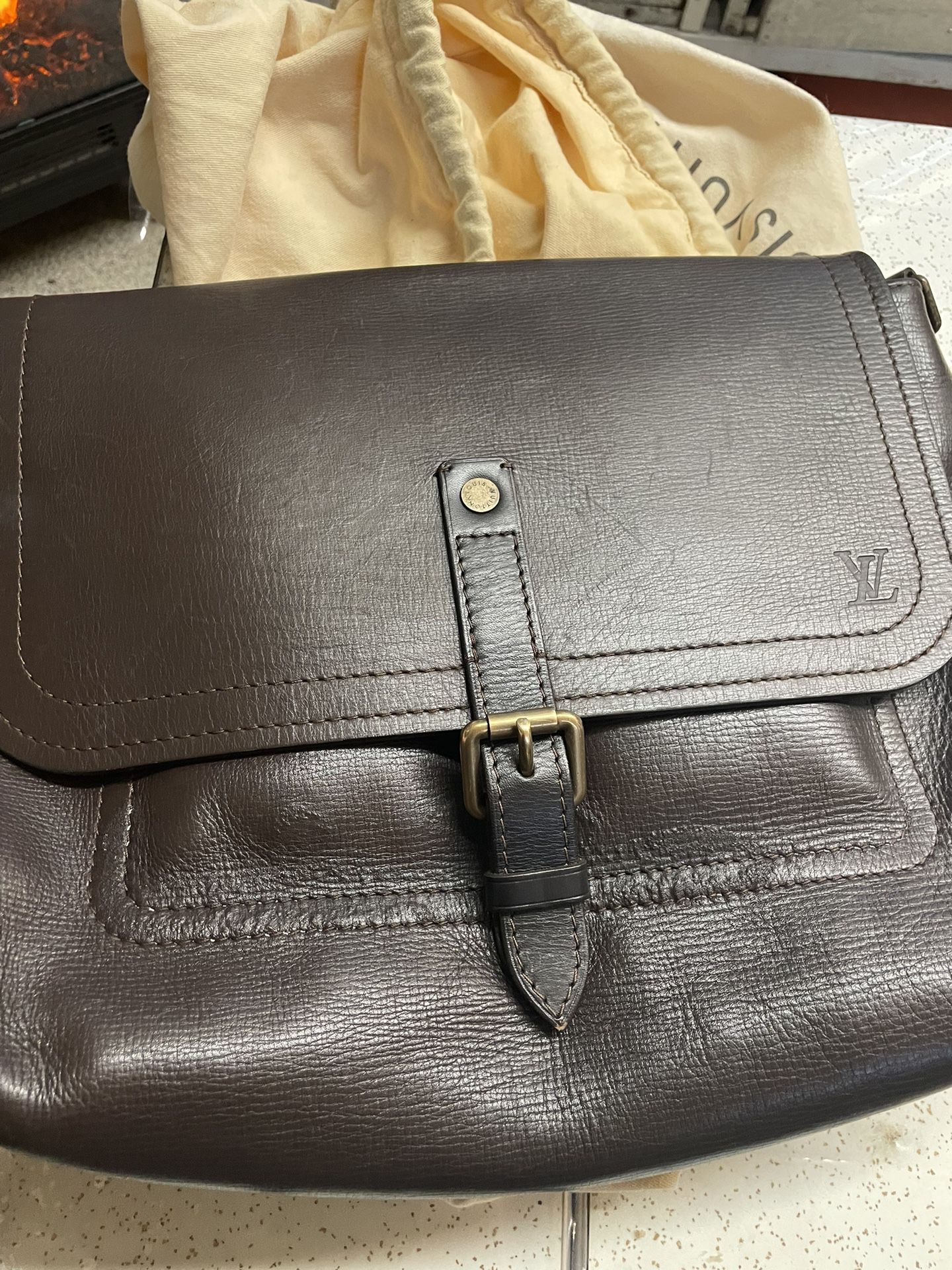 Beautiful Louis Vuitton Leather Messenger Bag