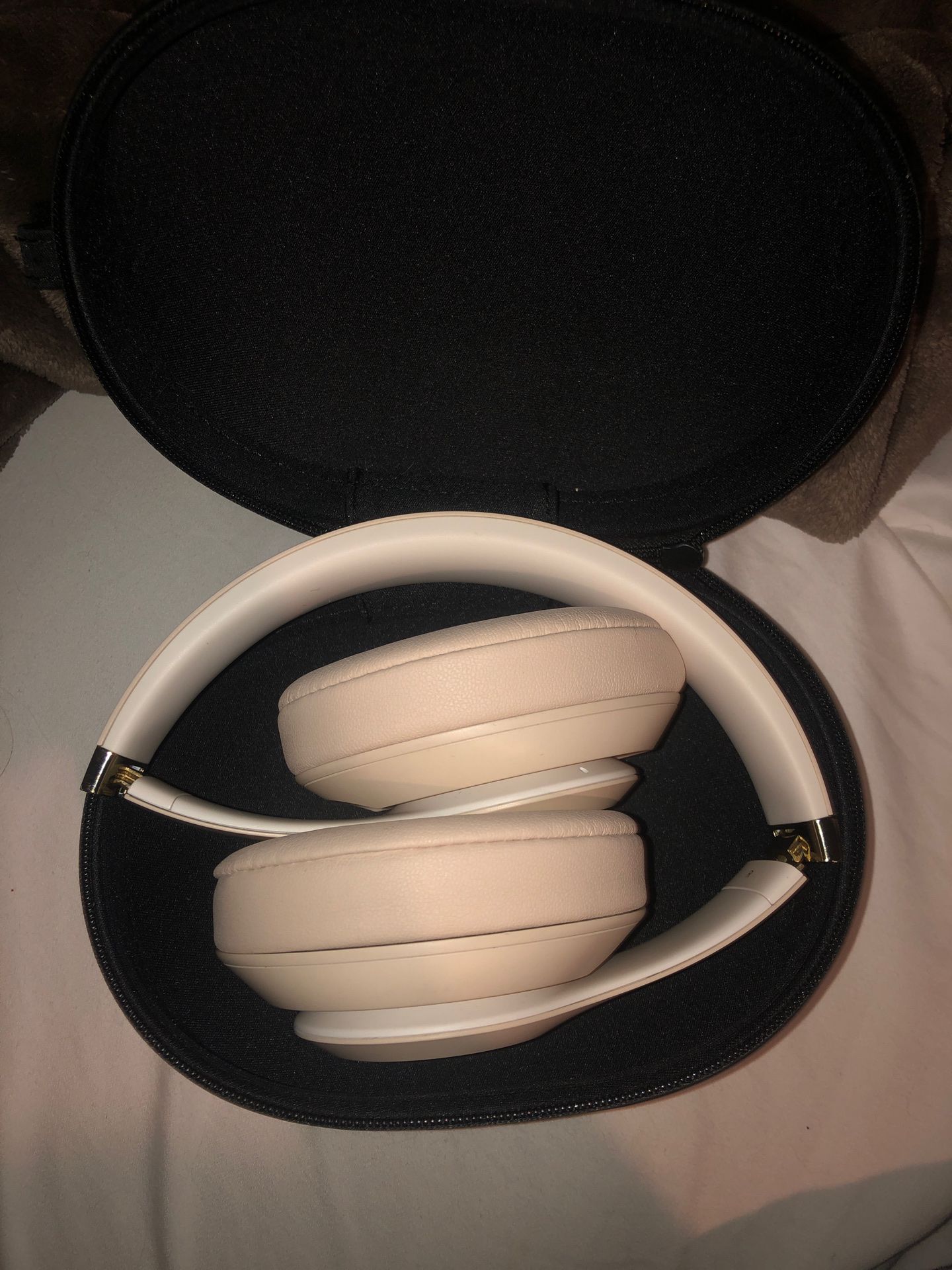 Beats Studio3 Wireless Over-Ear Headphones - Skyline Collection - Desert Sand