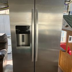 Refrigerador Kenmore De 2 Puertas, Súper Espacioso Con Dispensador De Hielo Trabajando Y Enfriando Muy Bien. $450.00. OBO. No Delivery…