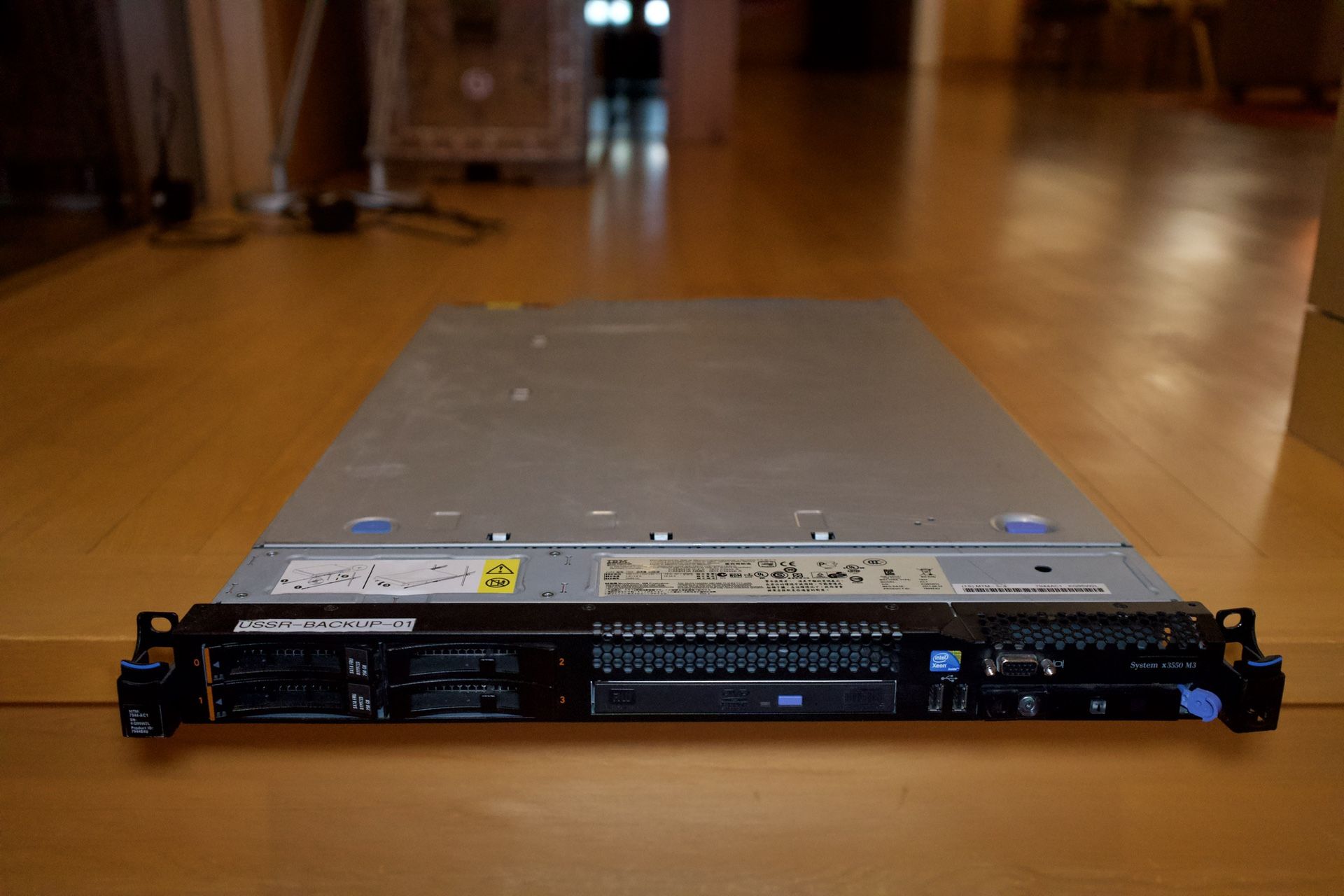 IBM System x3550 M3 SFF server: 1x Intel Xeon E5520 2.2 GHz 4-core CPU, 6GB DDR3-1066, no HDDs