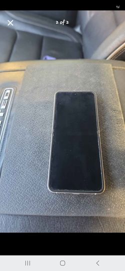 Samsung Galaxy Flip 6. Perfect condition barely used. T-MOBILE