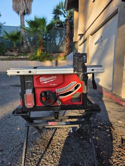 M18 FUEL ONE-KEY PLUS 12.0 Ah BATTERY AND MILWAUKEE STAND.