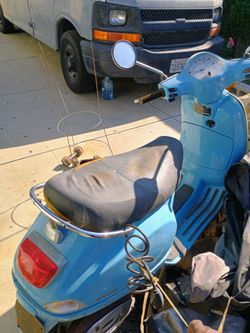 Vespa LX 50 Motor Scooter Blue