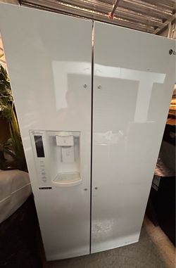 LG refrigerator with water/ice dispenser
