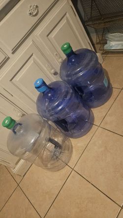 3 cans water/ 3 botes para agua $20 por los 3 Ontario ca