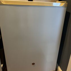 GE Mini Refrigerator 