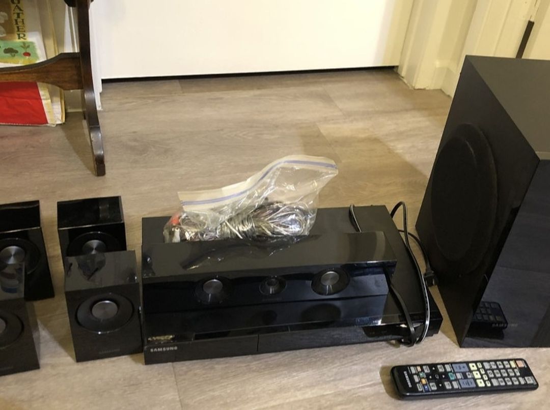 Samsung Surround Sound System!! Like New!!!