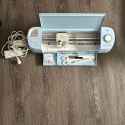 Cricut Explore Air 2 ( With Various Vinyl Rolls)