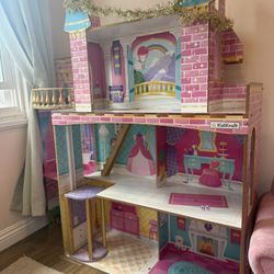 Doll house- Decent Condition 