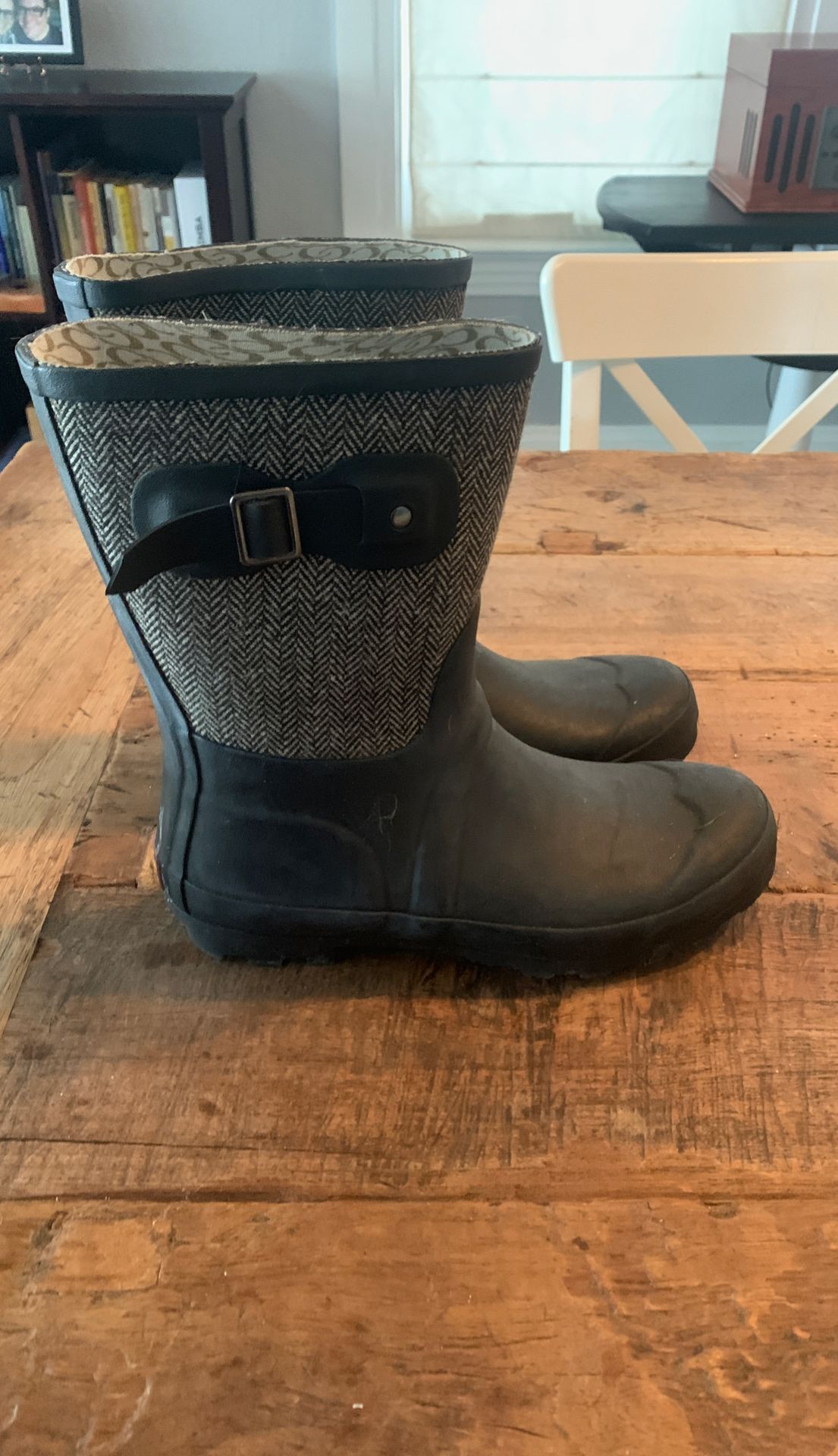 Women’s size 10 rain boot