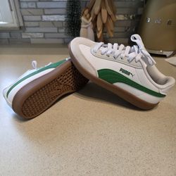 Puma Club II (Boys Size 4) 