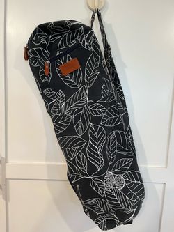 New ELENTURE yoga mat bag featuring a black and white leaf print and a full-zip closure