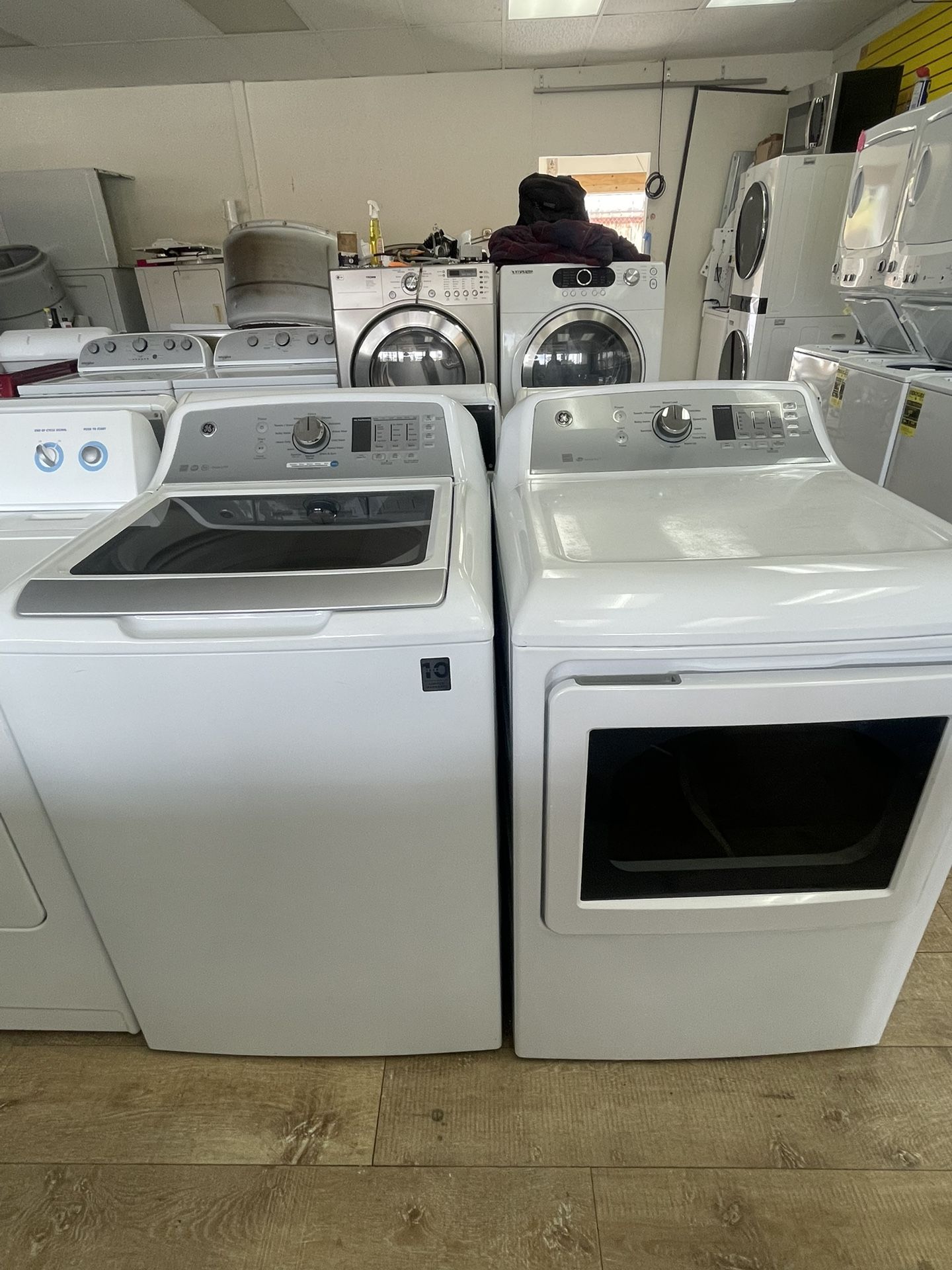 G.E Steam Gas Dryer And Washer Set In Excellent Condition