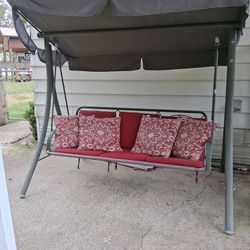 Outdoor patio swing 