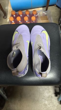 Nike Soccer Cleats Size 4.5Y