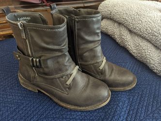 Women's Size 7.5 Zip Up Boots