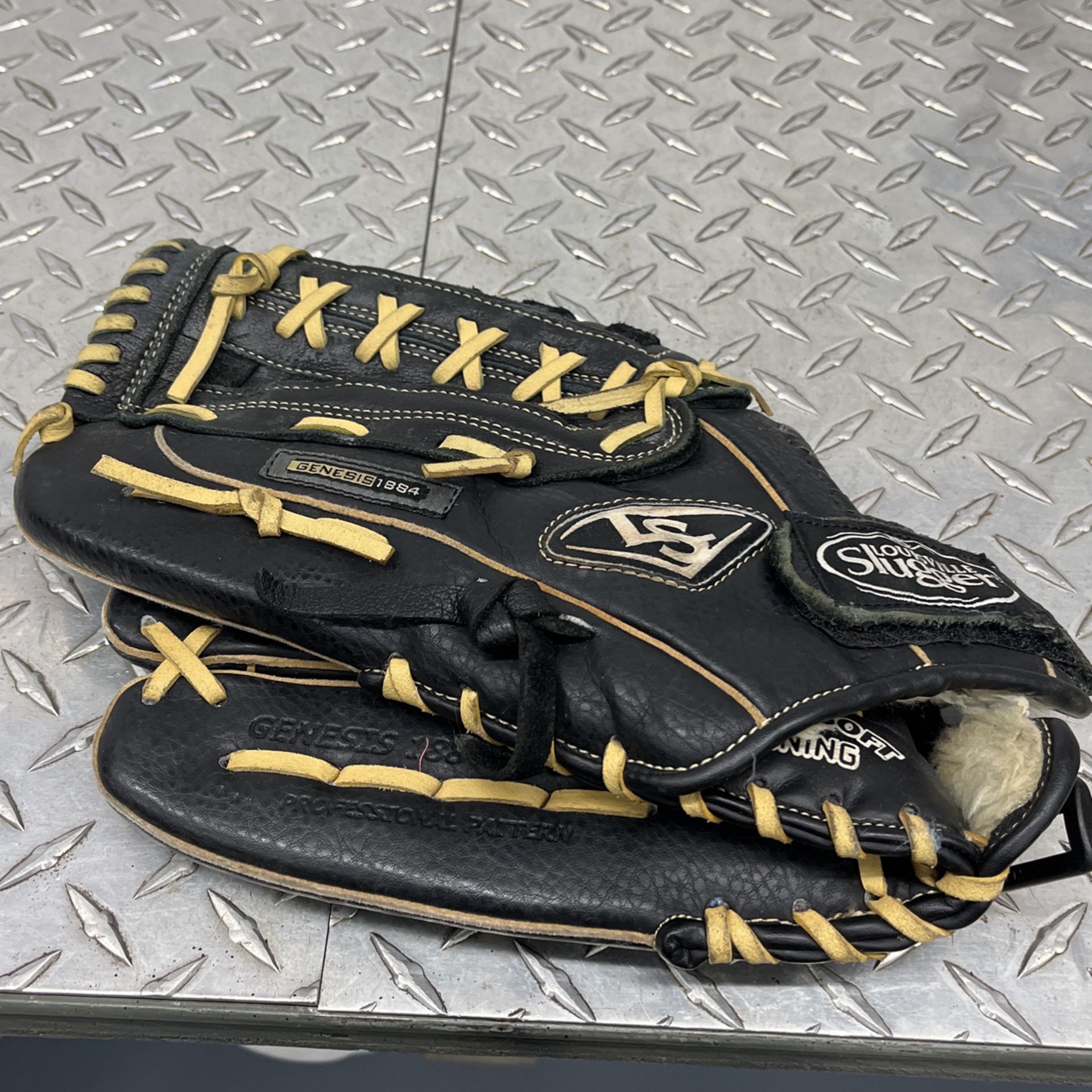 Louisville Slugger softball Glove