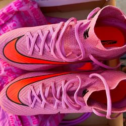 Nike Gripknit is a sticky material that provides better touch to the ball. Micromolding texture works with Gripknit to help form to your foot for even