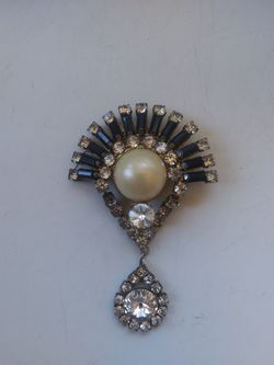 Nice showy pearl rhinestone brooch