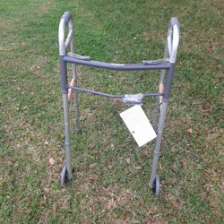 andador médico plegable de aluminio.