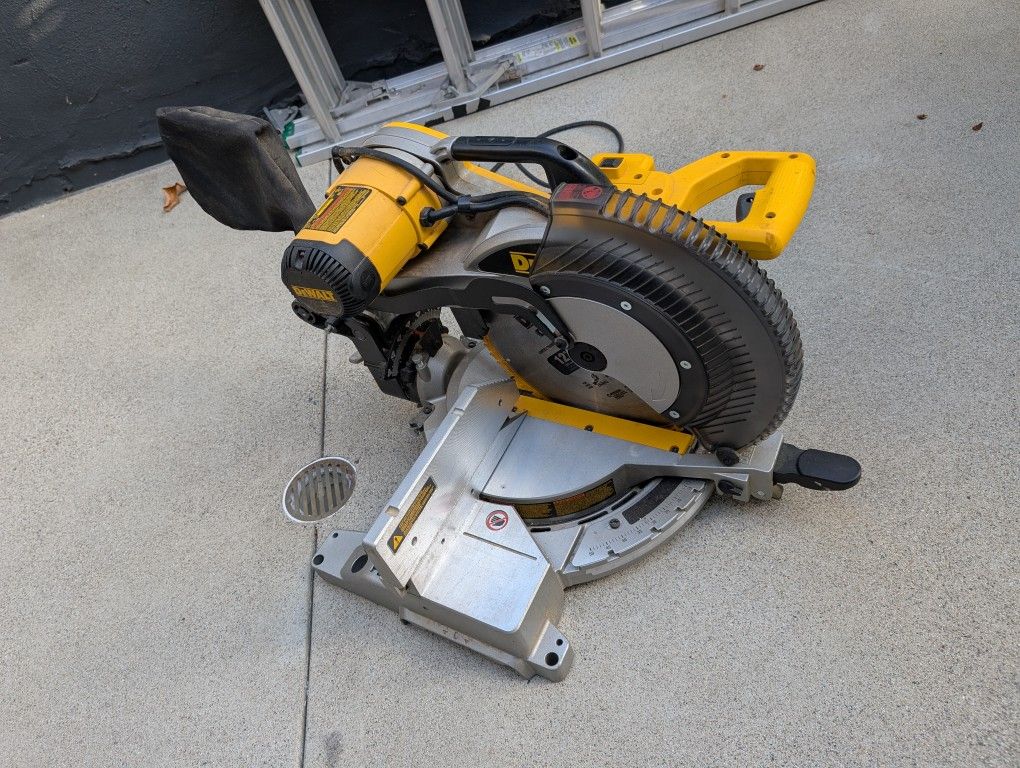 DeWalt 12" Double Bevel Compound Miter Saw