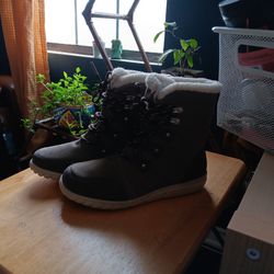 New, Snow Boots, Size 7 Woman