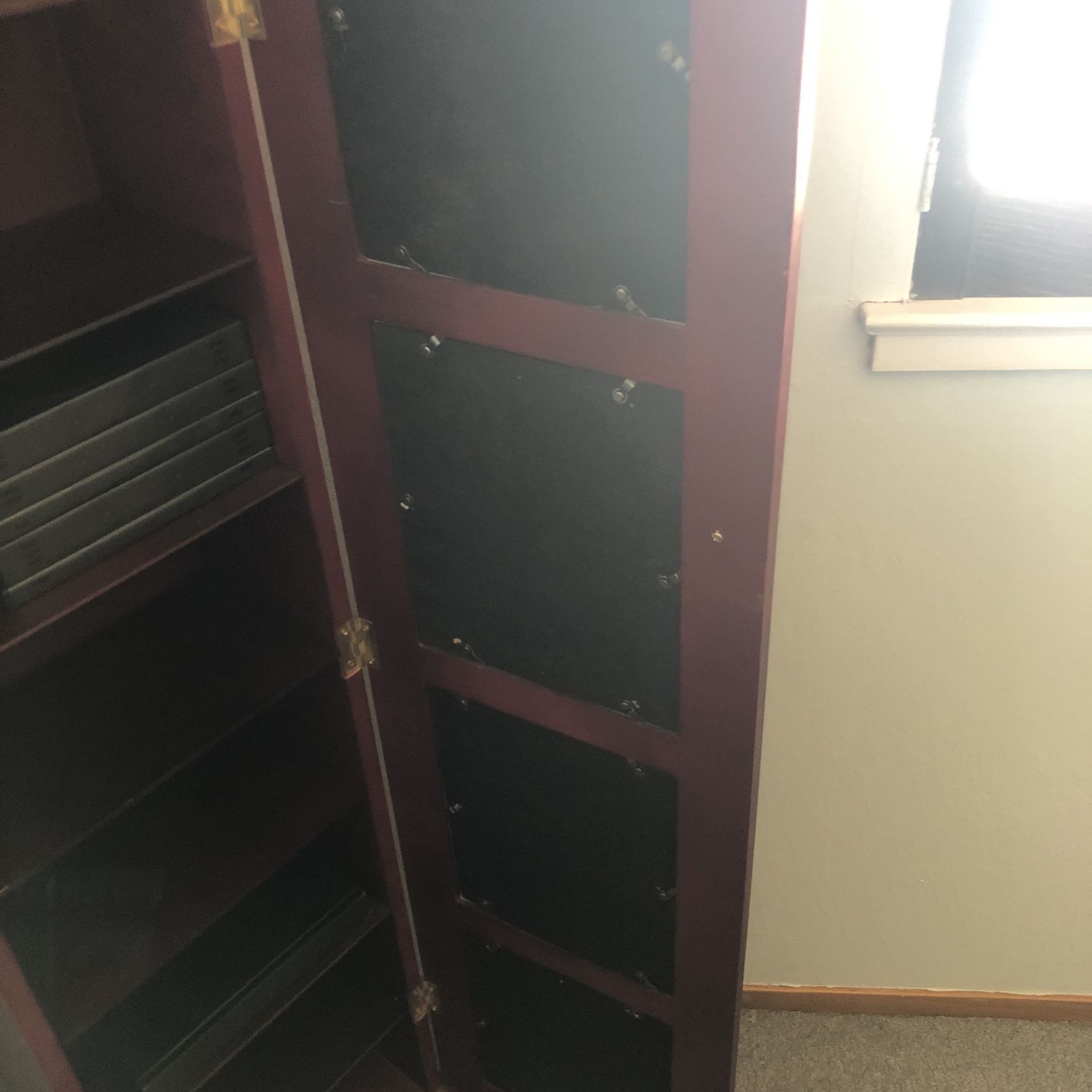 Beautiful and great shape cabinet used for books or knickknacks has availability to put four pictures 8 x 11 pictures in the front