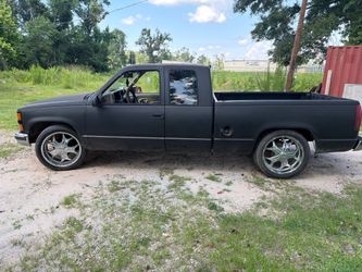 1995 chevy  looking to trade the rim and tire that on the truck a black set 20 in rim and tires