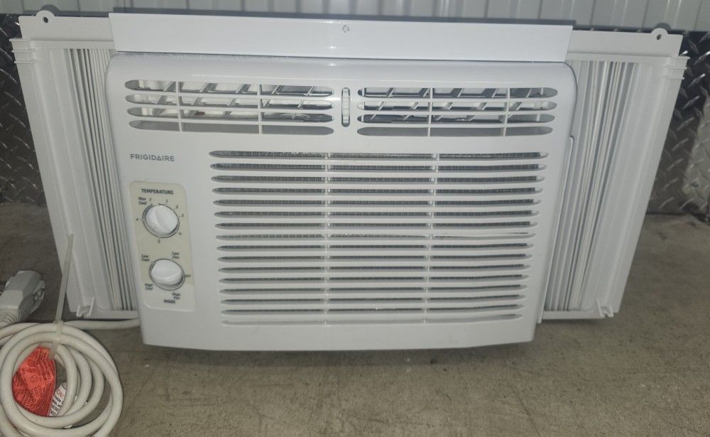 SUPER CLEAN LIKE NEW 5,000 BTU AC AIR CONDITIONER