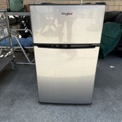 WirlPool 3.1 Min Refrigerator 