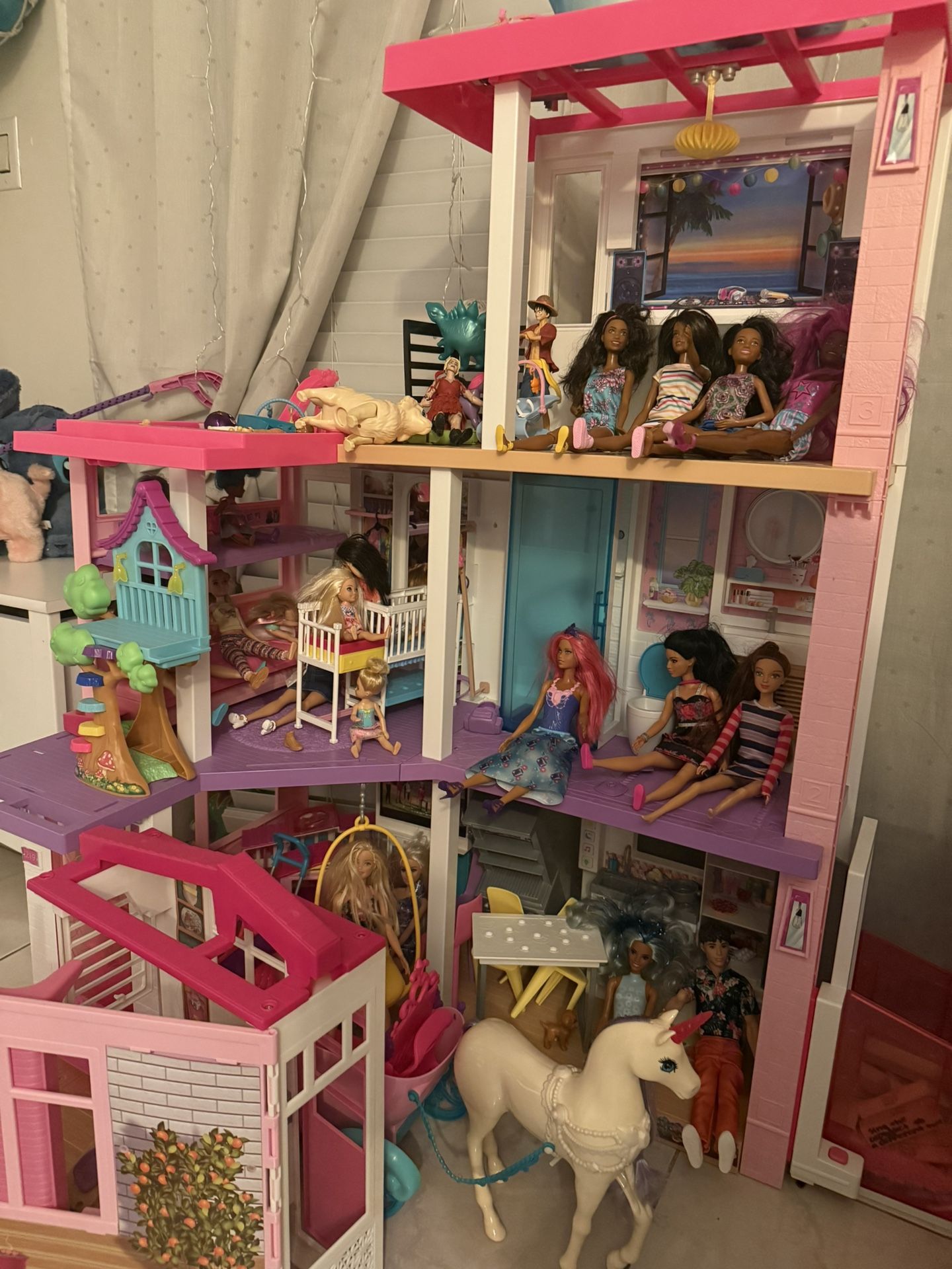 Barbie House With All Barbie’s And Accessories Good Condition! 