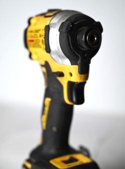 DeWalt DCF850 ATOMIC 20V MAX Compact 1/4" Cordless Impact Driver + Battery 5 Ah - WORKS WELL.