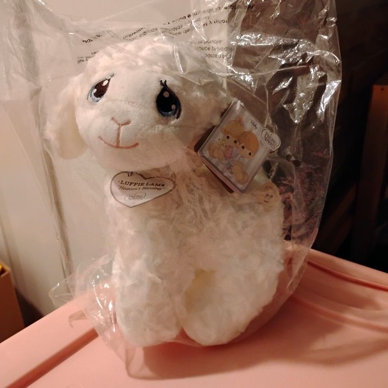 New Precious Moments Lamb Sheep Musical Jesus Loves Me Baby Gift