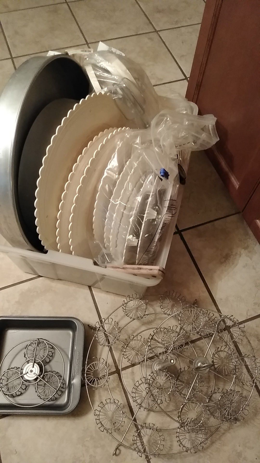 Cake baking kit, small, medium, larger, be pillars and round square pipe bags and other accessories