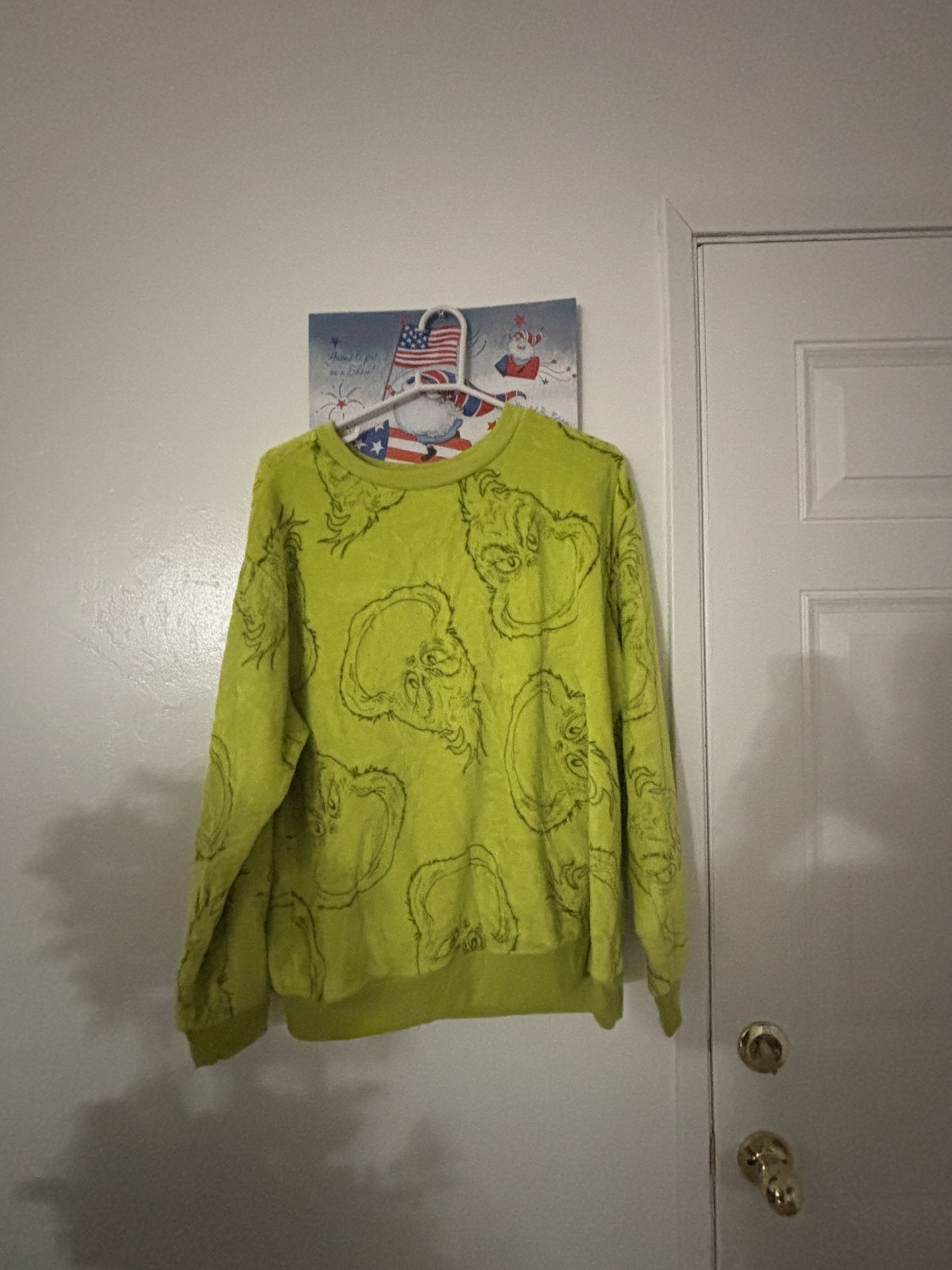 2022 Dr Seuss Grinch Face Lime Green Sweatshirt Very Soft Fleece Crewneck