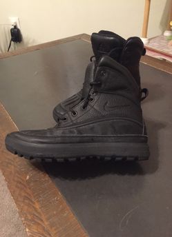 NIKE acg waterproof kids size 6