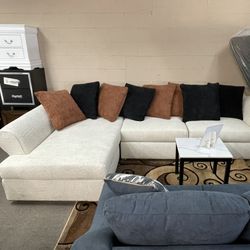 WHITE SECTIONAL W/ CHASE‼️