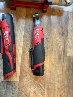 M12 Milwaukee fuel & 12v pro mechanic’s kit 3/8 ratchet and angle drill and battery