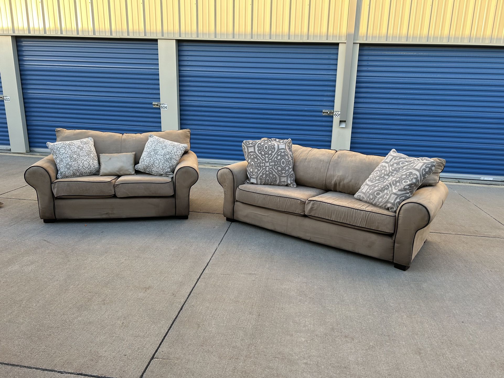 DELIVERY AVAILABLE 🚚🚛🚚 Beautiful Couch And Loveseat!!
