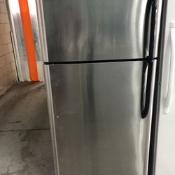 Stainless Top Freezer Refrigerator 
