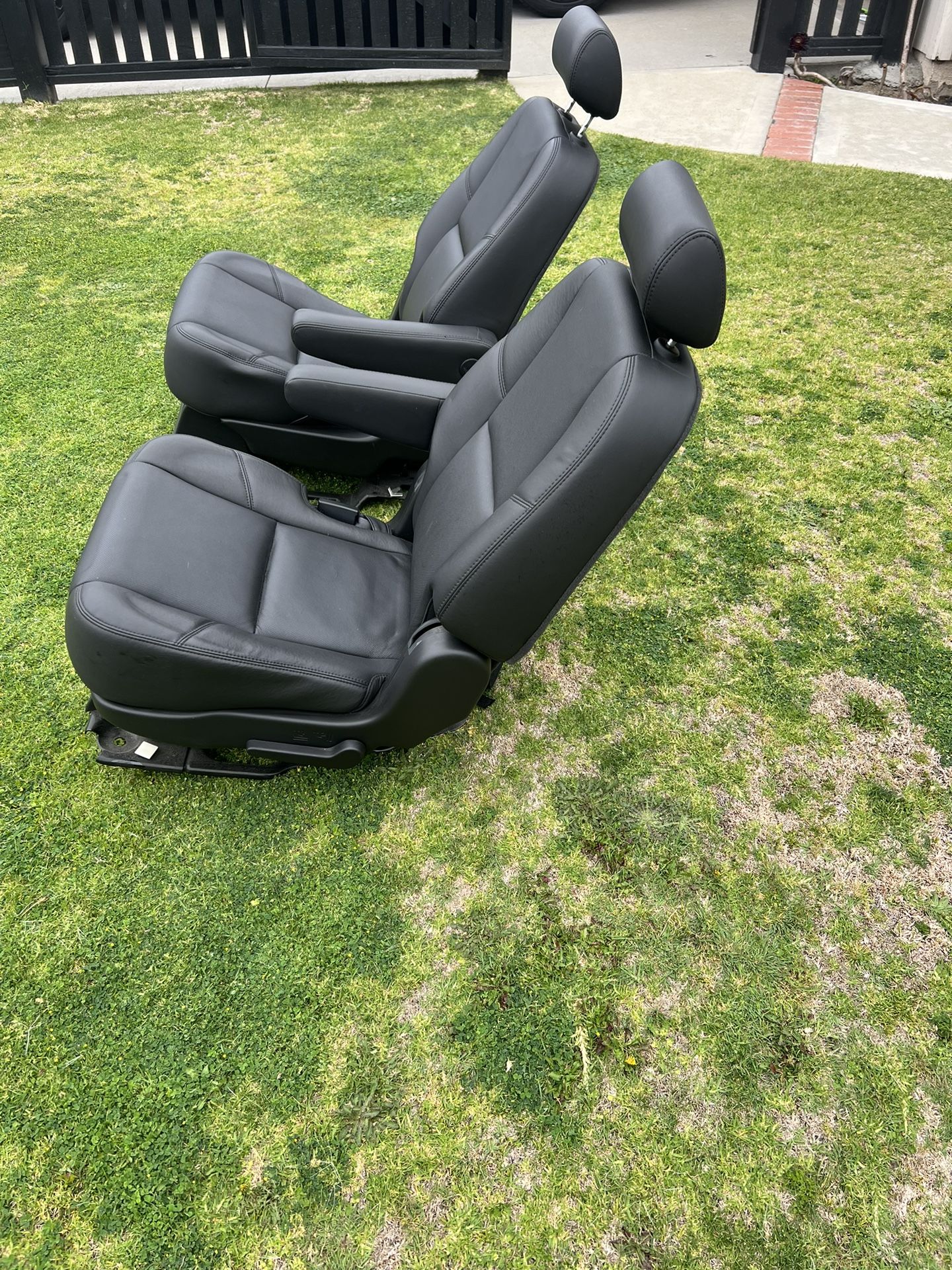 GMC 2nd row Black Leather Captains Chair 2 Seats 2009 Denali 