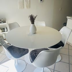 Round table 47 inch high gloss lacquer high quality and 5 dining chairs, lacquer, swivel, cushions are removable and washable.