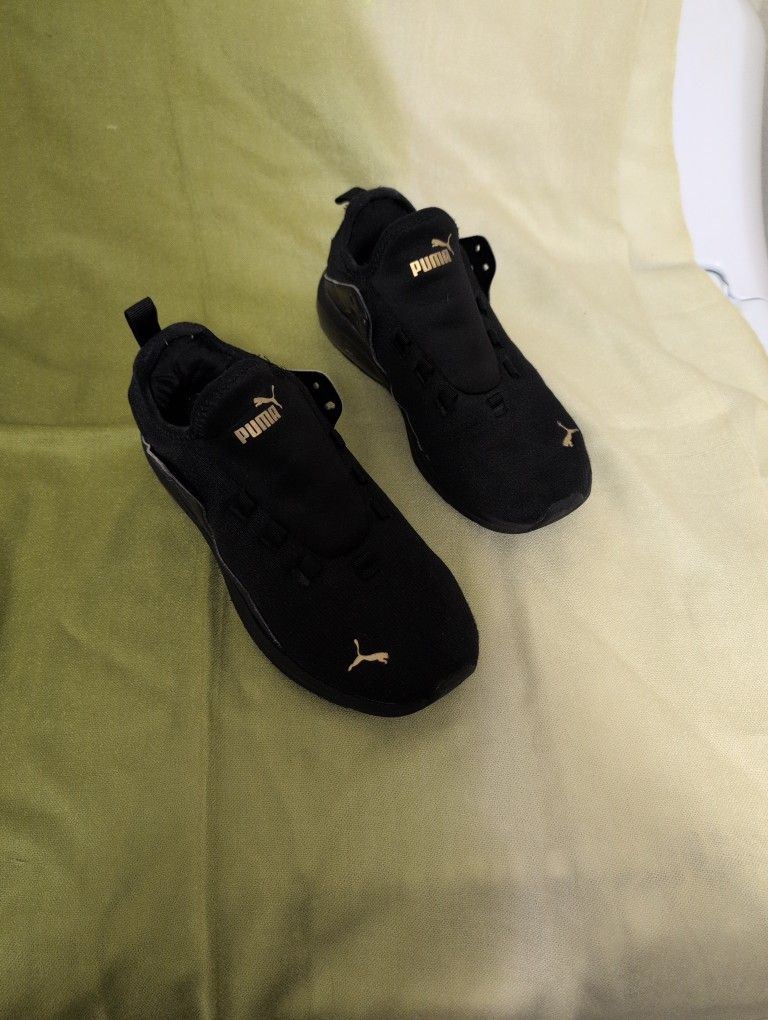 Black PUMA womens Sz 8