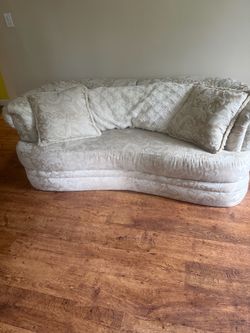Vintage couch with 2 matching pillows