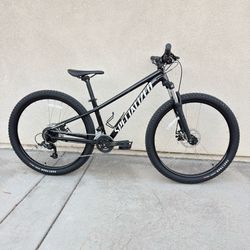 (S) 27.5" Specialized Rockhopper Mountain Bike | Shimano 16-Speed | Disc Brakes | Black white