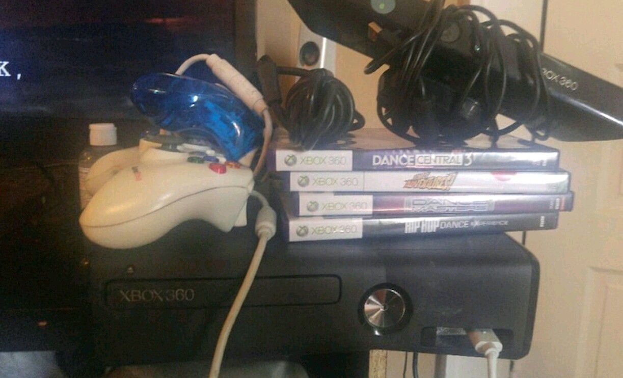 Xbox 360 slim/Kinect/2 corded controllers/4 Kinect games