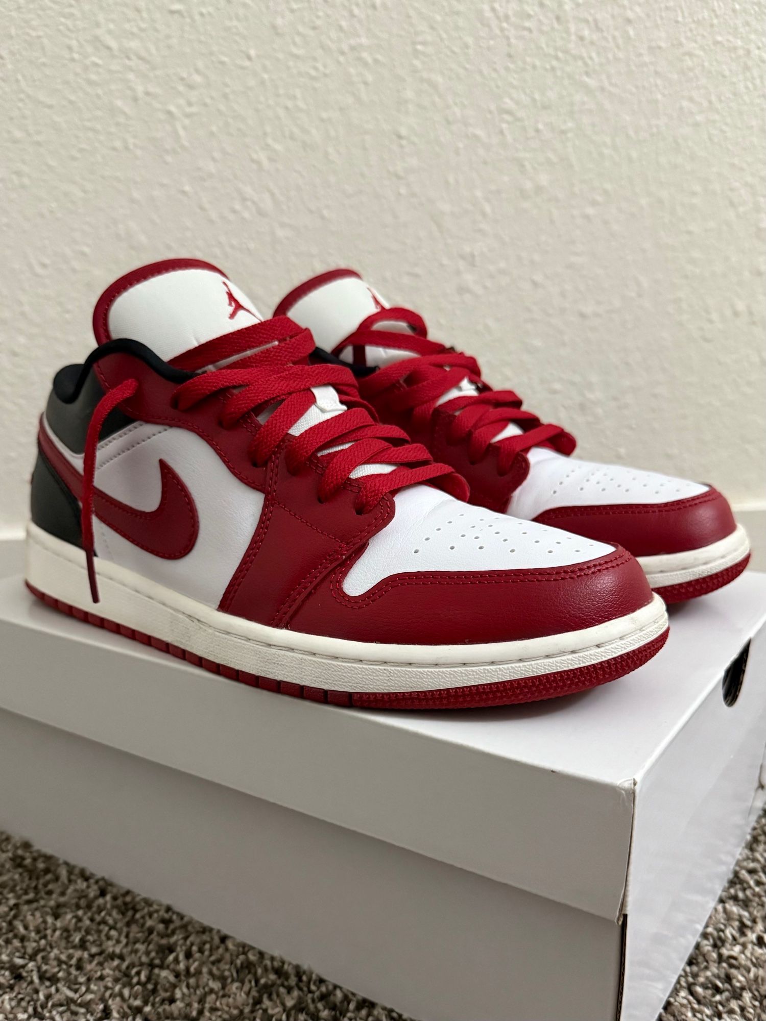 Jordan 1 Lows, Size 10.5