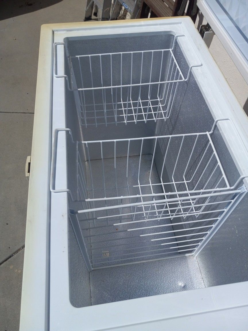 GE 7.0 Cu. Ft. Manual Defrost Chest Freezer for Sale in Lakeside, CA
